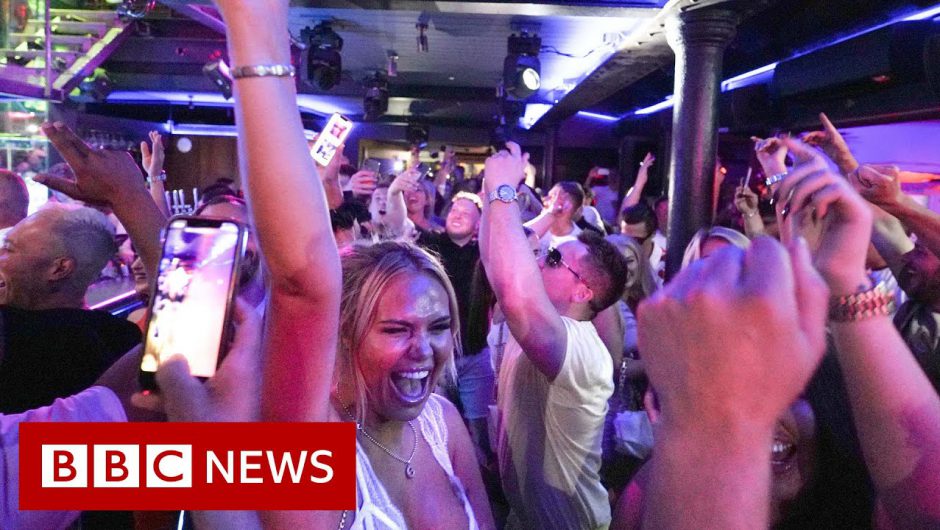 Nightclubs reopen in England after Covid restrictions lift – BBC News